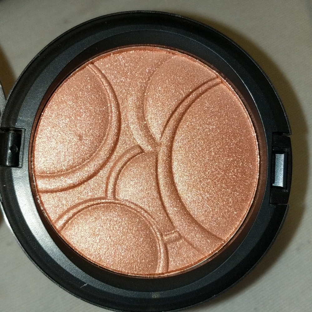 MAC HULLABALLOO HIGHLIGHT POWDER